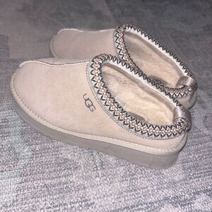 UGG Women's Beige Slippers